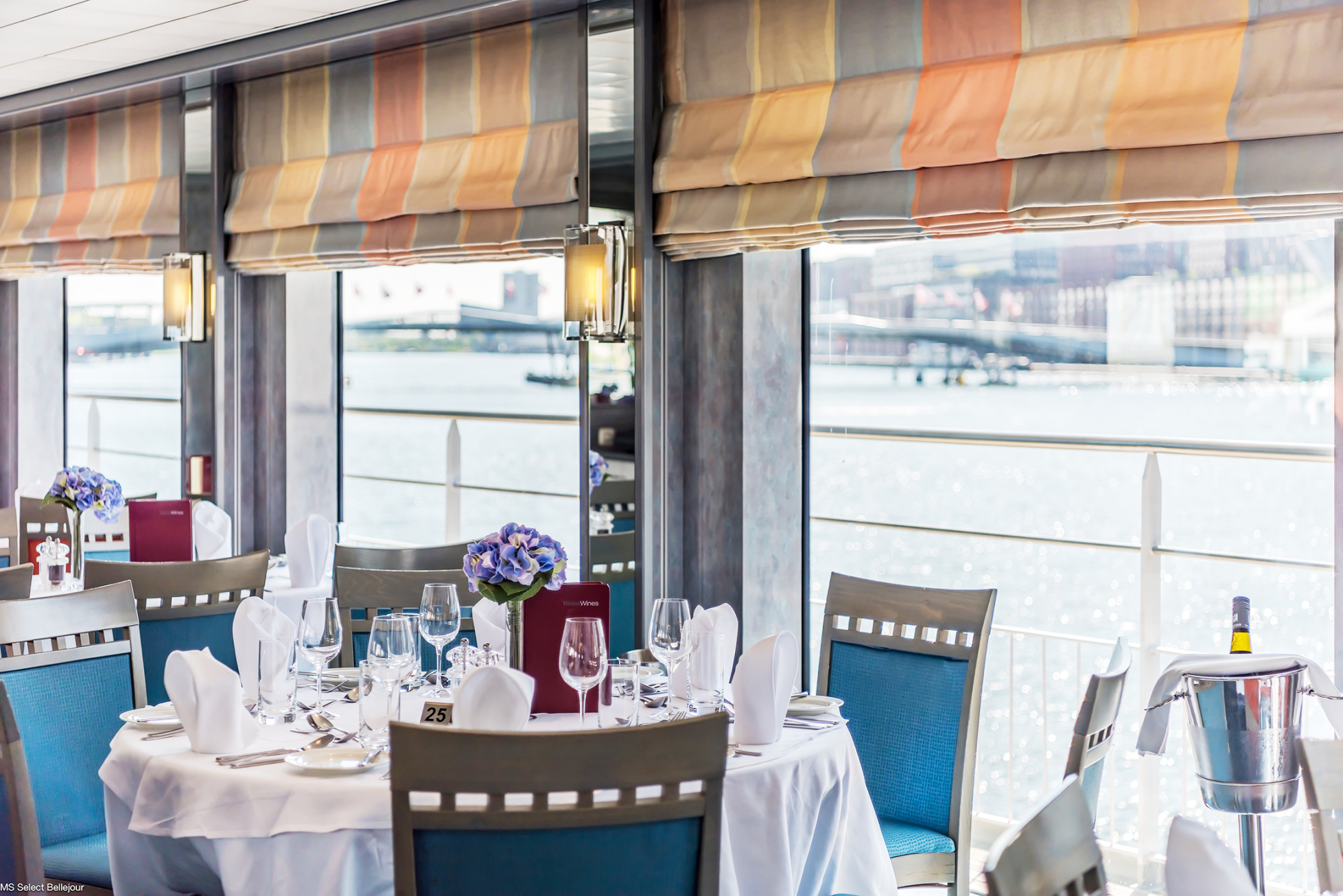Una de las luminosas mesas del Restaurante del MS Bellejour CRUCEROS MS BELLEJOUR CRUCEMUNDO CRUCEROS FLUVIALES RHIN CRUCEROS FLUVIALES DANUBIO CRUCEROS FLUVIALES ALEMANIA CRUCEROS FLUVIALES AUSTRIA CRUCEROS FLUVIALES EN ESPAÑOL CRUCEROS CRUCEMUNDO CRUCEROS FLUVIALES CRUCEROS POR RIO CRUCEROS RIN CRUCEROS DANUBIO CRUCEROS RHIN DANUBE CRUISES RHINE CRUISES MS BELLEJOUR CRUISES CRUCEROS BELLEJOUR #Crucemundo #CrucerosFluviales #CrucerosRhin #CrucerosDanubio #CrucerosPaisesBajos #CrucerosenEspañol